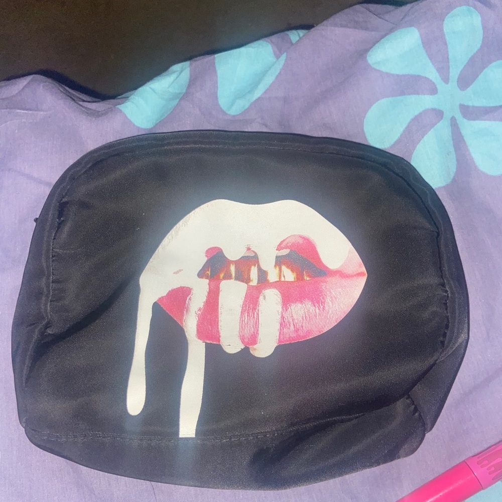 kylie cosmetics lip drip makeup bag